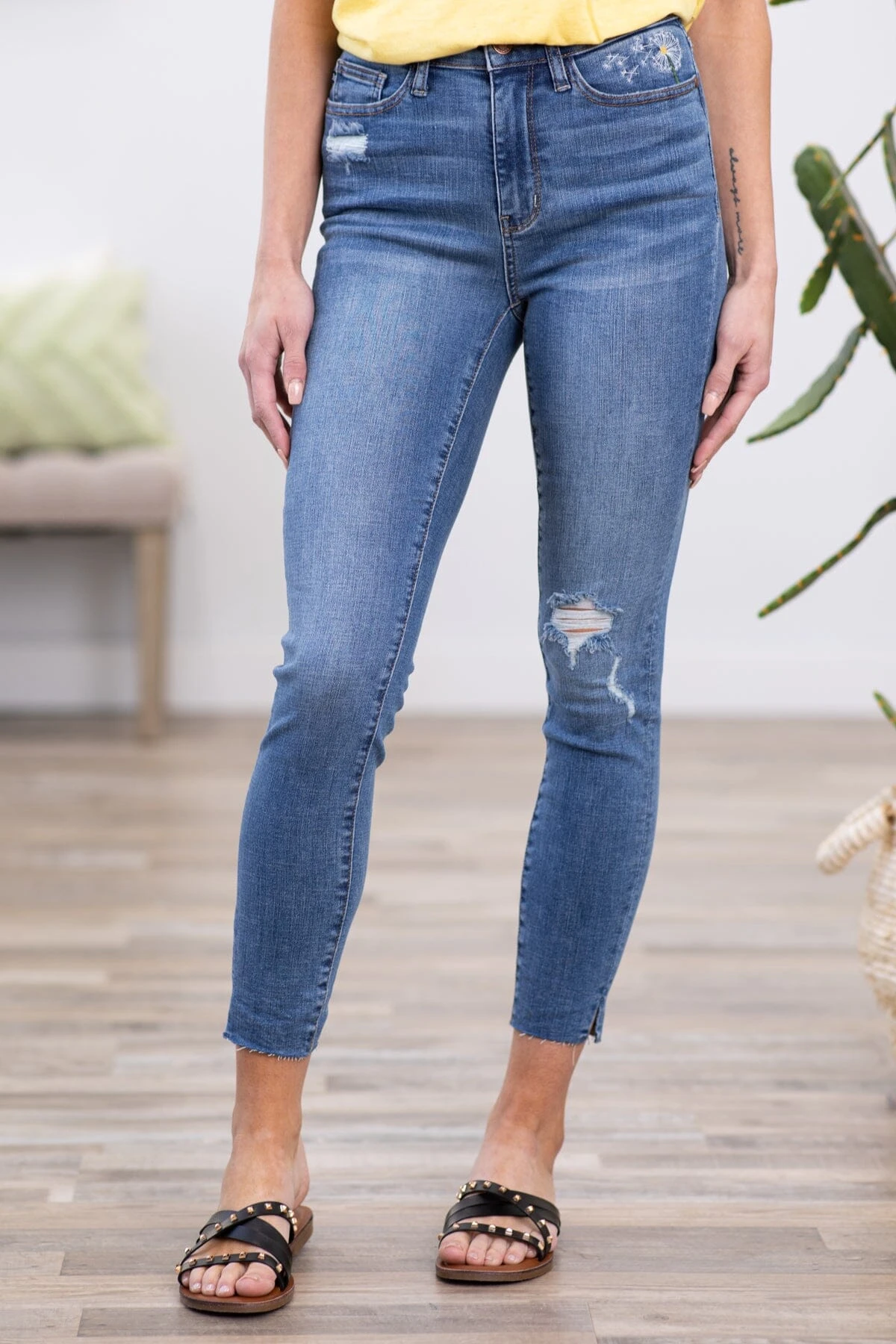 Judy Blue Dandelion Embroidered Jeans