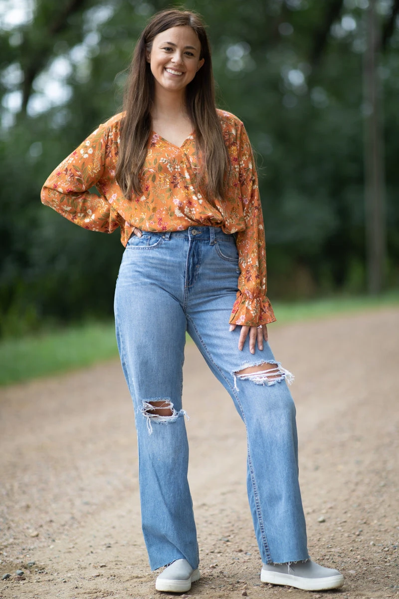 Medium Wash Distressed Knee Wide Leg Jeans - Image 4